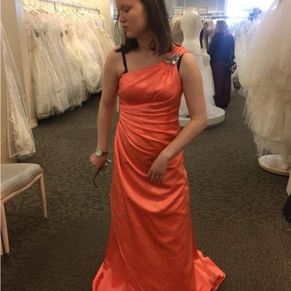 I only worn it once for my graduation it’s in really good shape comes with a bag - Picture 6 of 7